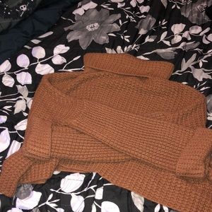 Cropped, and loose turtleneck with large collar.